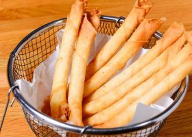 طريقة عمل أصابع الجبن بالرقاق