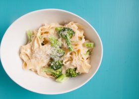 طريقة عمل فيتوشيني بالدجاج والبروكلي