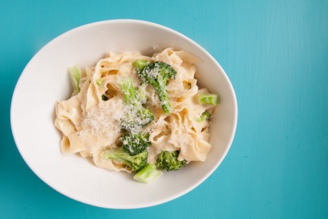 طريقة عمل فيتوشيني بالدجاج والبروكلي