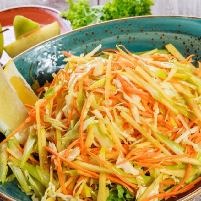 طريقة عمل سلطة الجزر بالتفاح والملفوف