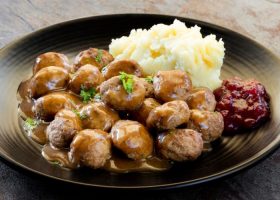 طريقة عمل كرات الكفتة بالصلصة البيضاء