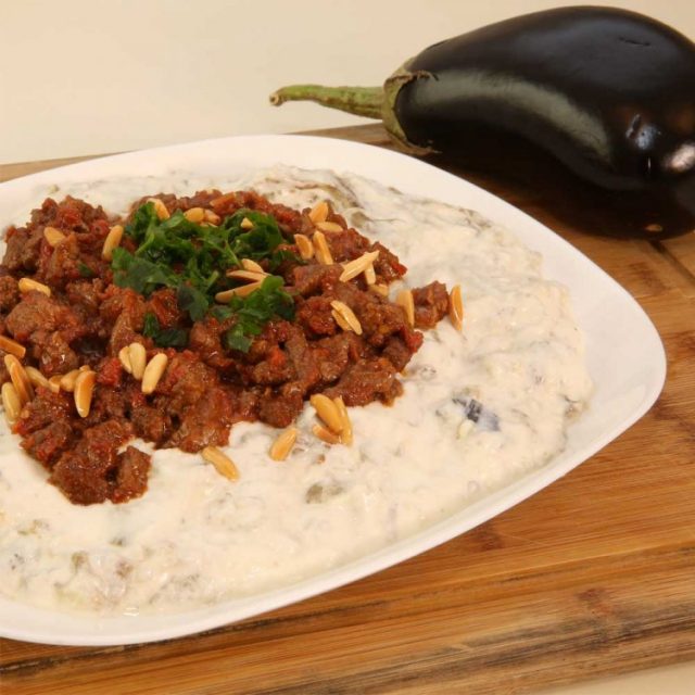 طريقة عمل متبل باذنجان باللحم والطماطم