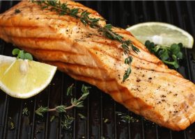 طريقة عمل سلمون مشوي مع الأعشاب للرجيم