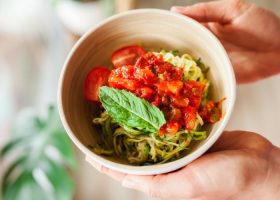 طريقة عمل سباجتي الكوسا بصلصة الطماطم