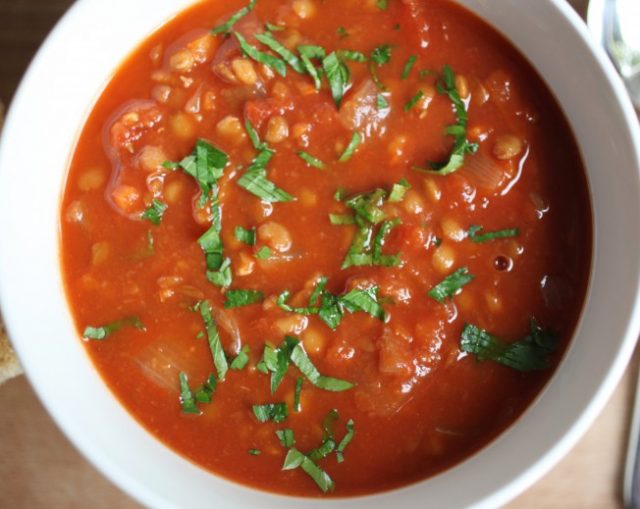 طريقة عمل شوربة العدس البني بالطماطم