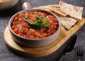 طريقة عمل قلاية الطماطم بزيت الزيتون والثوم