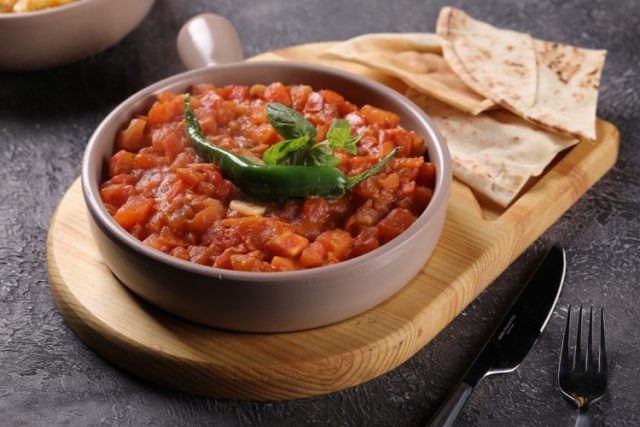 طريقة عمل قلاية الطماطم بزيت الزيتون والثوم