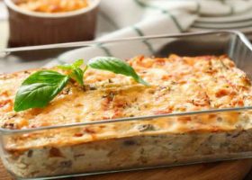 طريقة عمل صينية خضار بالدجاج والجبن