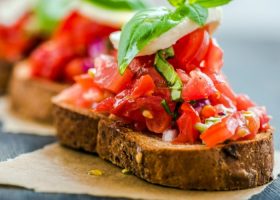 طريقة عمل بروشكيتا بالطماطم والريحان