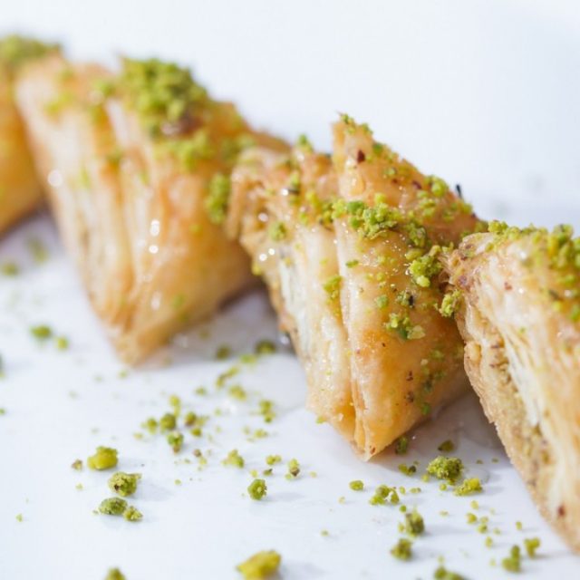 طريقة عمل بقلاوة بالجبنة بمكونين فقط