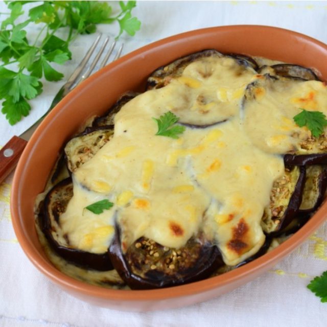 طريقة عمل صينية الباذنجان والبطاطس بالزبادي