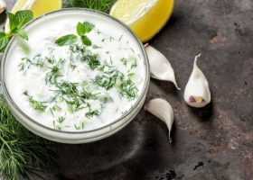 طريقة عمل سلطة الزبادي بالخيار والنعناع