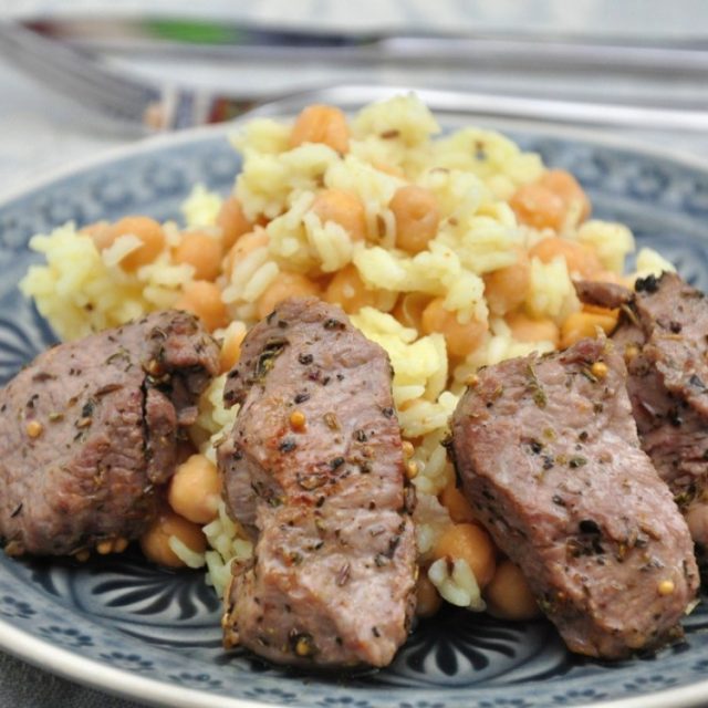 طريقة عمل الأرز باللحم والحمص