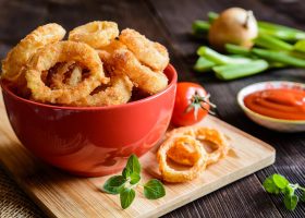 طريقة عمل حلقات البصل المقرمشة مثل المطاعم