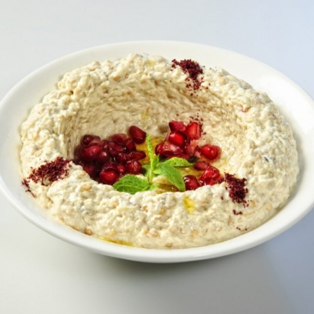 طريقة عمل المتبل بالباذنجان المشوي