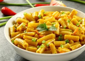 طريقة عمل مكرونة بالكاري والكريمة