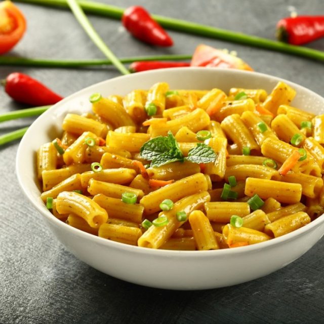 طريقة عمل مكرونة بالكاري والكريمة