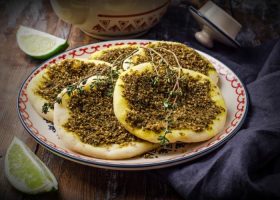 طريقة عمل مناقيش سهلة بالزعتر