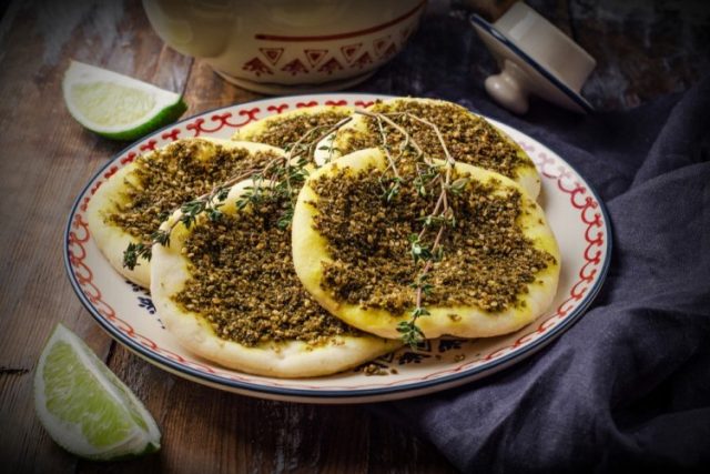 طريقة عمل مناقيش سهلة بالزعتر