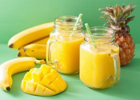 طريقة عمل سموذي المانجو بالموز