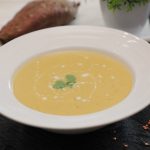 طريقة عمل شوربة العدس مع البطاطا الحلوة والكريمة