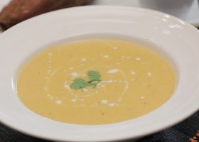 طريقة عمل شوربة العدس مع البطاطا الحلوة والكريمة