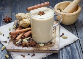 طريقة عمل حليب بالزنجبيل والهيل