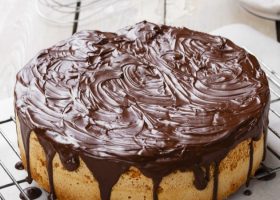 طريقة عمل الكيك الاسفنجي بتغليفة الشوكولاتة