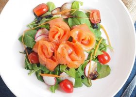 طريقة عمل سلطة السلمون المدخن للرجيم