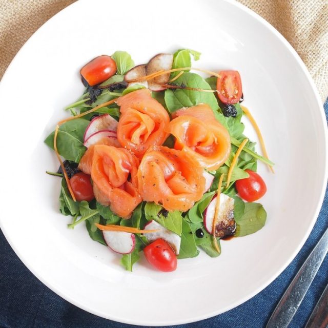 طريقة عمل سلطة السلمون المدخن للرجيم