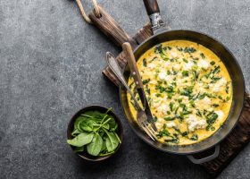 طريقة عمل أومليت السبانخ بالجبن