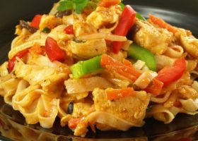 طريقة عمل صينية المكرونة بالدجاج والخضار