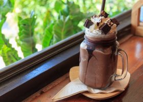 طريقة عمل ميلك شيك بالشوكولاتة الداكنة