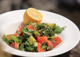 طريقة عمل سلطة الجرجير مع السماق