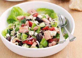 طريقة عمل سلطة تونة بالخضار للرجيم