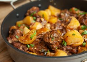 طريقة عمل صينية لحم وبطاطس بالفرن