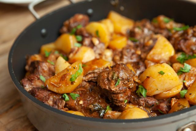 طريقة عمل صينية لحم وبطاطس بالفرن