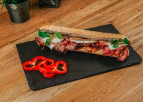 طريقة عمل ساندويش السلامي مع الفلفل الأحمر والجبن