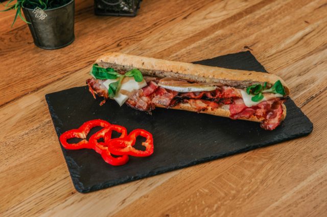 طريقة عمل ساندويش السلامي مع الفلفل الأحمر والجبن