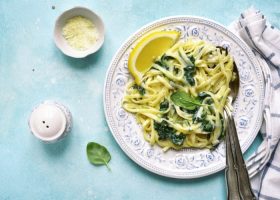 طريقة عمل مكرونة بالسبانخ والكريمة