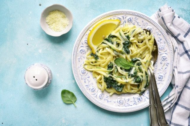 طريقة عمل مكرونة بالسبانخ والكريمة