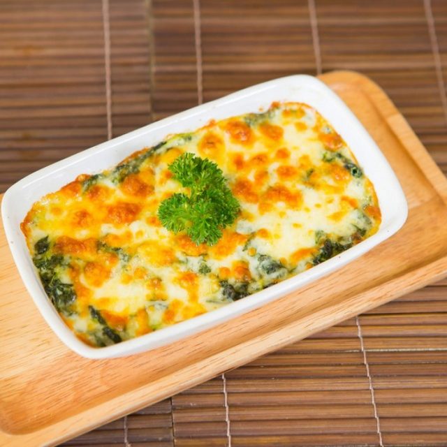 طريقة عمل صينية بطاطس بالفطر والسبانخ