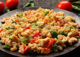 طريقة عمل البيض بالطماطم