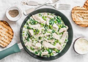 طريقة عمل الدجاج بالكريما مع السبانخ والبازلاء