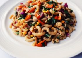 طريقة عمل سلطة مكرونة حمراء