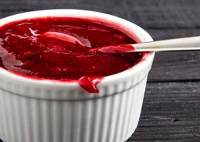 طريقة عمل صوص الفراولة للتشيز كيك