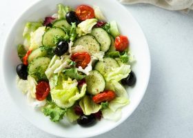 طريقة عمل سلطة يونانية بالزيتون بدون جبن