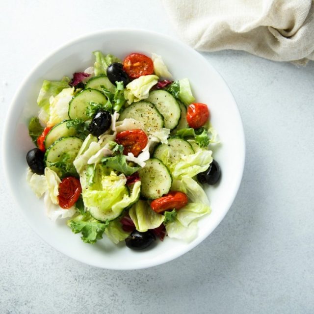 طريقة عمل سلطة يونانية بالزيتون بدون جبن