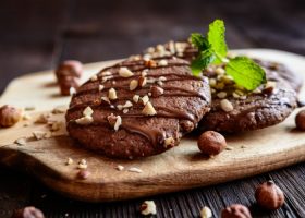 طريقة عمل بسكويت البندق بالشوكولاتة