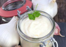 طريقة عمل صوص الثوم والزبادي